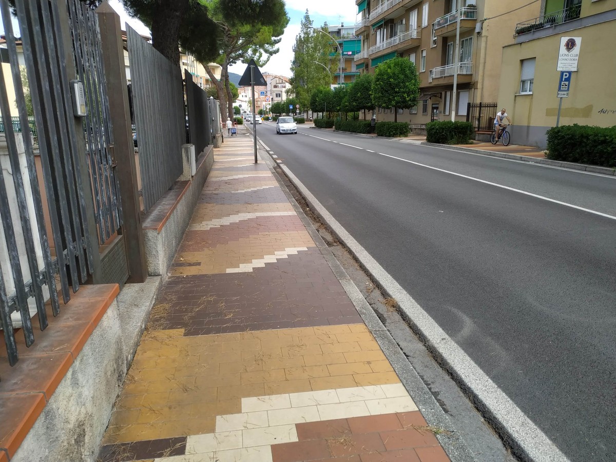 Savona, zona PAIP diventa Pattumiera Auto Incidentate e Parcheggi  (inesistenti) 