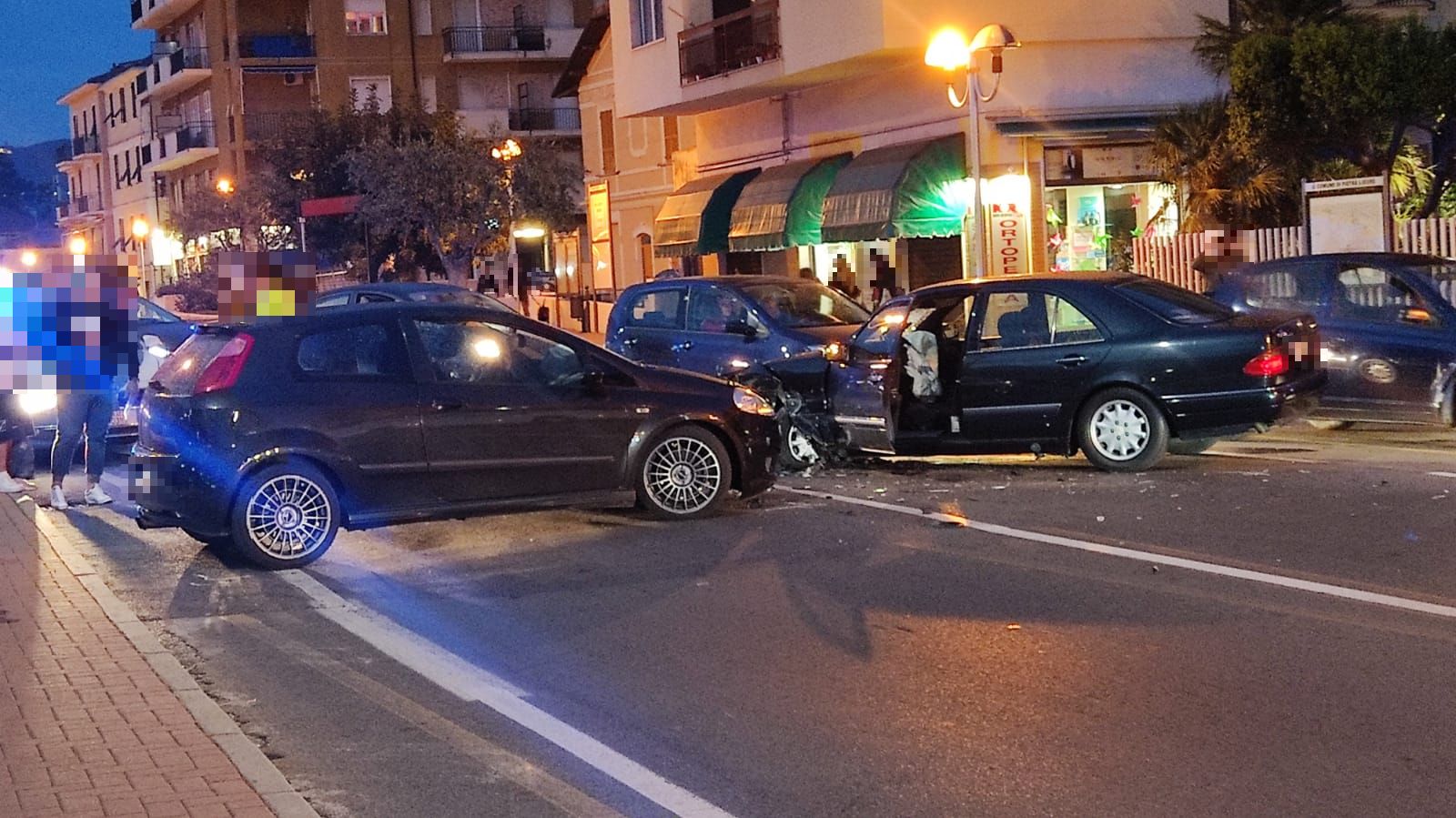 Pietra Scontro Frontale Tra Auto Sulla Via Aurelia Due Feriti Al