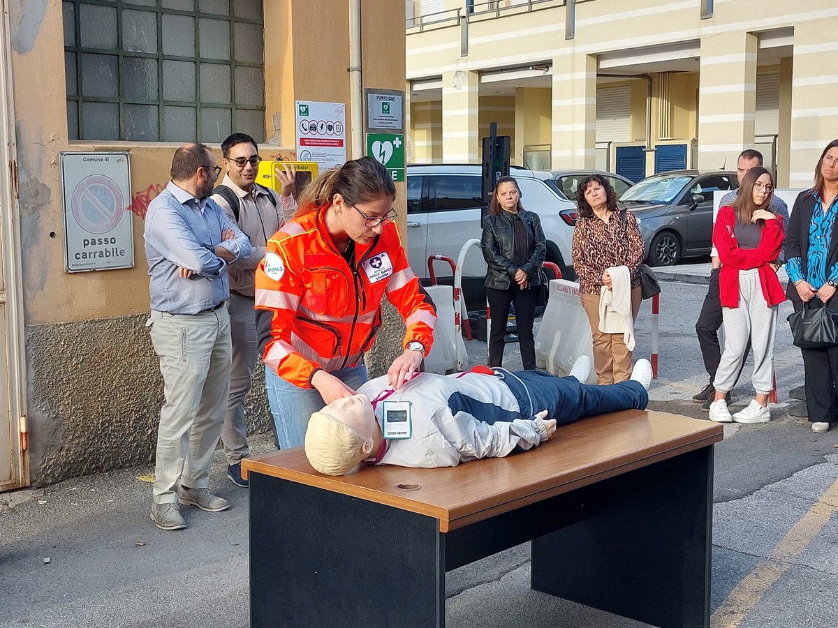 Savona Inaugurati Due Defibrillatori In Memoria Dei Dipendenti Ata