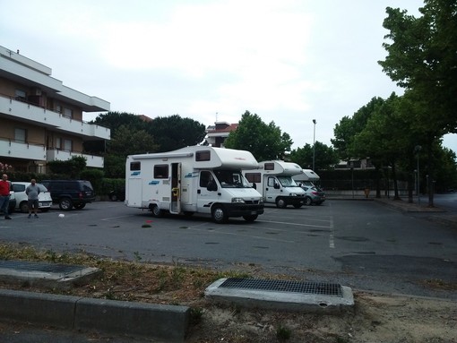 Albenga, torna l'estate e il parcheggio &quot;non ufficiale&quot; dei camperisti in piazza Bolla