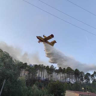 Cisano, migliora la situazione dell’incendio boschivo, continuano le operazioni di bonifica con 2 elicotteri regionali e un canadair (FOTO e VIDEO)