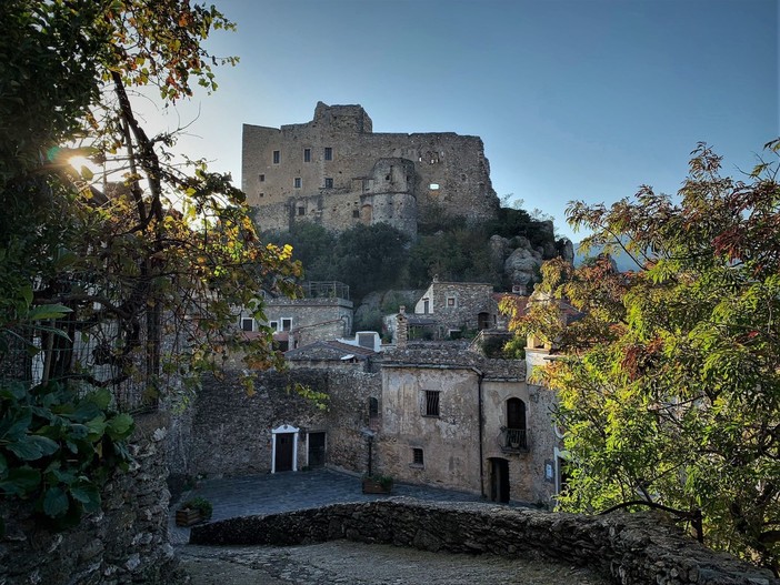 Val Neva, su il sipario. A Castelvecchio di Rocca Barbena, Zuccarello ed Erli torna il &quot;FestivalContrario&quot;