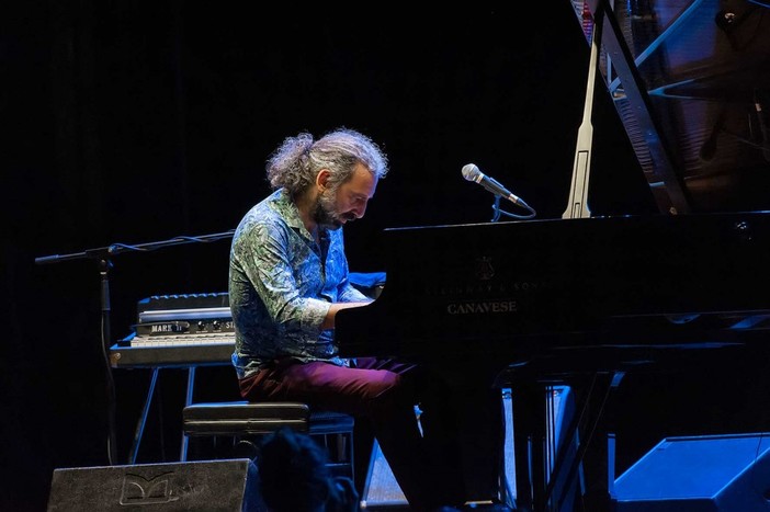 Pietra, grande attesa per il concerto al pianoforte di Stefano Bollani sulla “spiaggia delle barche”