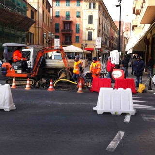 Albenga, Piazza del Popolo, intervento d’urgenza su tubatura