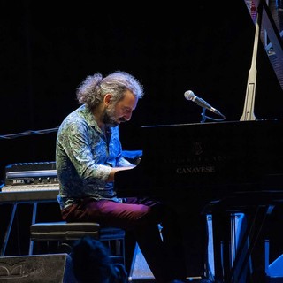 Pietra, grande attesa per il concerto al pianoforte di Stefano Bollani sulla “spiaggia delle barche”