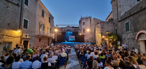 Festival teatrale di Borgio Verezzi, che attesa! In coda all'alba per i biglietti