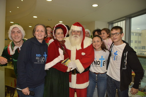 Il Villaggio di Natale di GiuEle di Finale Ligure regala una giornata speciale ai bambini del Gaslini di Genova