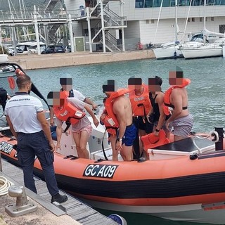 Natante affonda al largo di Ceriale: la Guardia Costiera salva 7 persone (FOTO e VIDEO)
