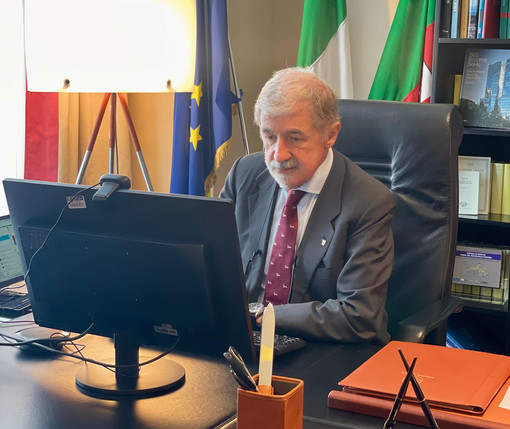 Primo giorno di lavoro per Marco Bucci nei nuovi uffici in Regione