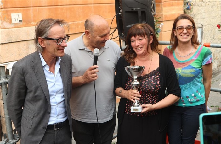 Silvia Doglioli vincitrice del contest con il sindaco di Albenga Riccardo Tomatis, Claudio Porchia e Siliva Parodi