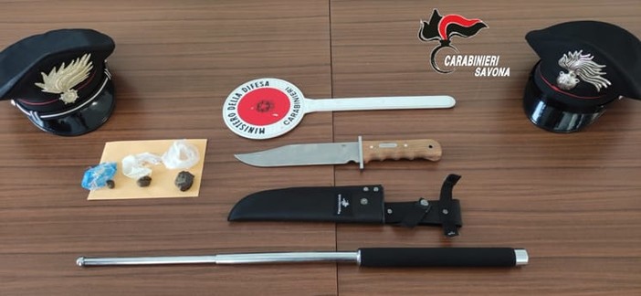 In possesso di coltello e sfollagente, denunciato dai carabinieri di Alassio