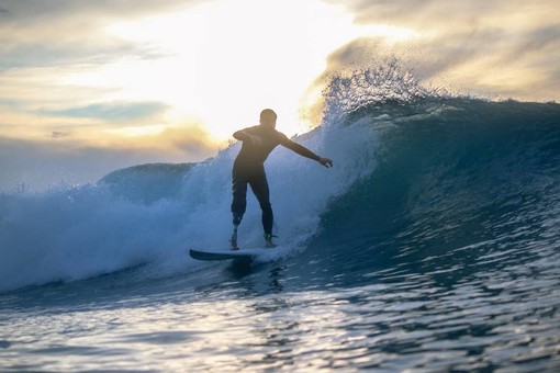 Fare surf dopo aver perso una gamba, la storia del varazzino Fabrizio Passetti e del suo sogno mondiale