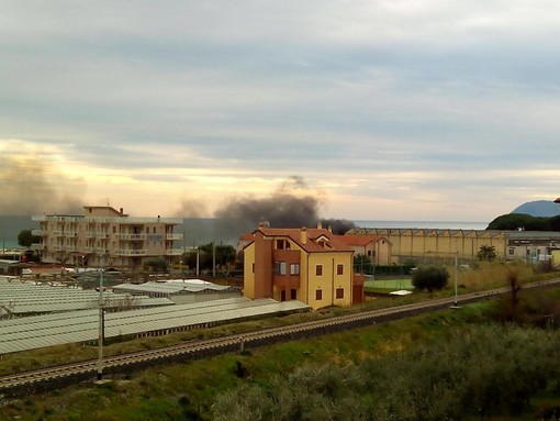 Cassonetto a fuoco ad Albenga in zona Vadino