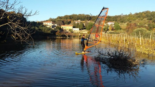 Dopo il surf per le strade di Albenga, arriva anche quello alle Manie di Finale