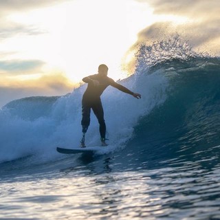 Fare surf dopo aver perso una gamba, la storia del varazzino Fabrizio Passetti e del suo sogno mondiale