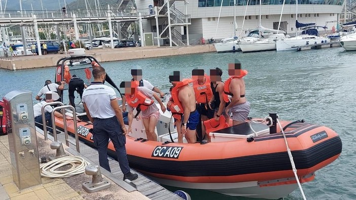 Natante affonda al largo di Ceriale: la Guardia Costiera salva 7 persone (FOTO e VIDEO)