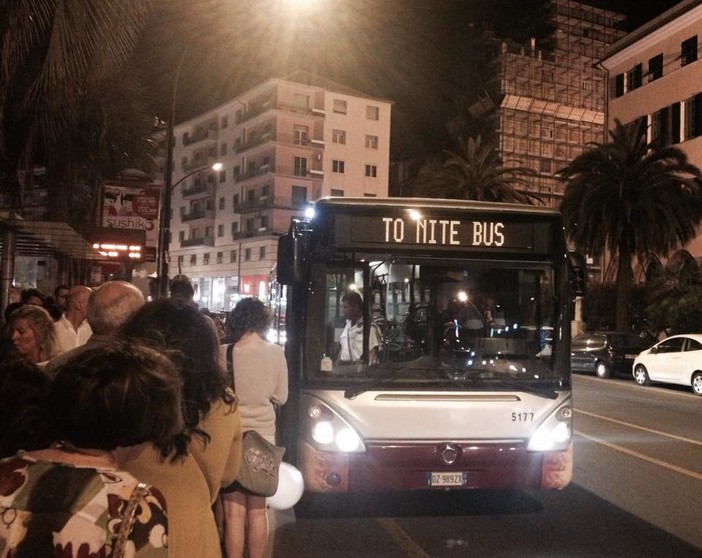 Per andare a ballare i ragazzi scelgono il &quot;To Nite Bus&quot;: a bordo 255 passeggeri in due week-end, tante le famiglie