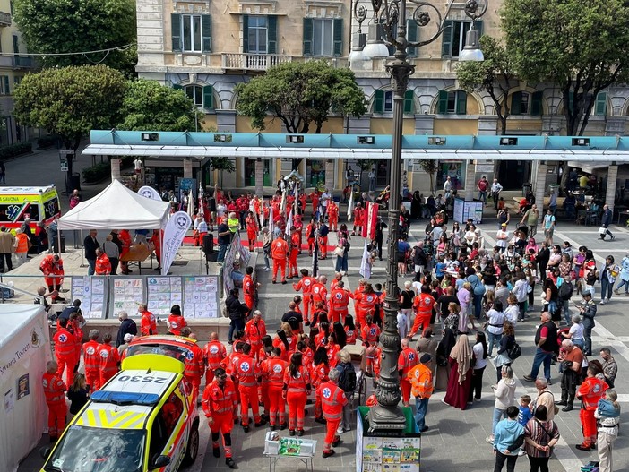 Savona abbraccia la Croce Bianca e i suoi militi per celebrare i 125 anni della pubblica assistenza (FOTO)