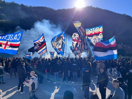 Samp, il ritorno dei tifosi a Bogliasco per caricare la squadra: &quot;Onorare la maglia fino a fine campionato&quot; - VIDEO