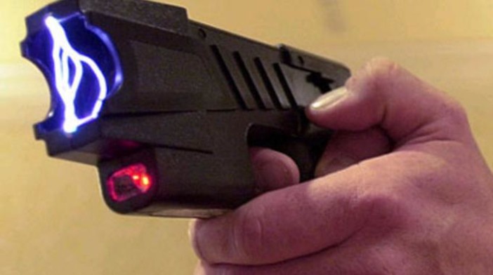 Armato, con il volto coperto e una pistola Taser, arrestato dai Carabinieri a Loano