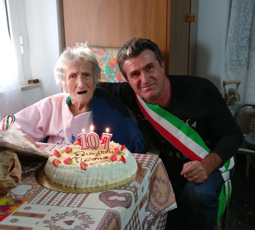 Giusvalla è in festa: 'nonna' Armanda Pizzorno ha compiuto 107 anni (FOTO)