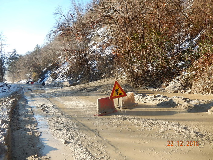 Frana sulla Strada Provinciale 15 Carcare-Melogno: strada chiusa