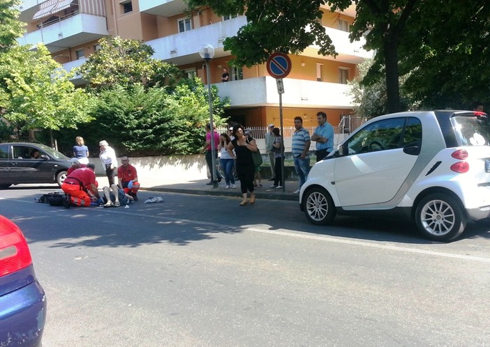 Albenga, anziano investito da una Smart in viale 8 marzo, per l'uomo un volo di qualche metro