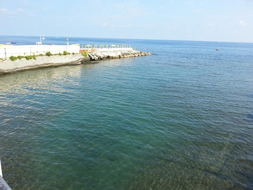 Varazze, si rompe il tubo di uno stabilimento balneare: divieto di balneazione alla foce del Rio Cardini