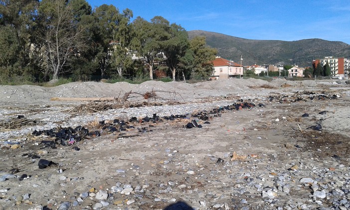 Allagamenti nelle serre di Albenga: le spiagge di Ceriale invase dai vasetti di piante