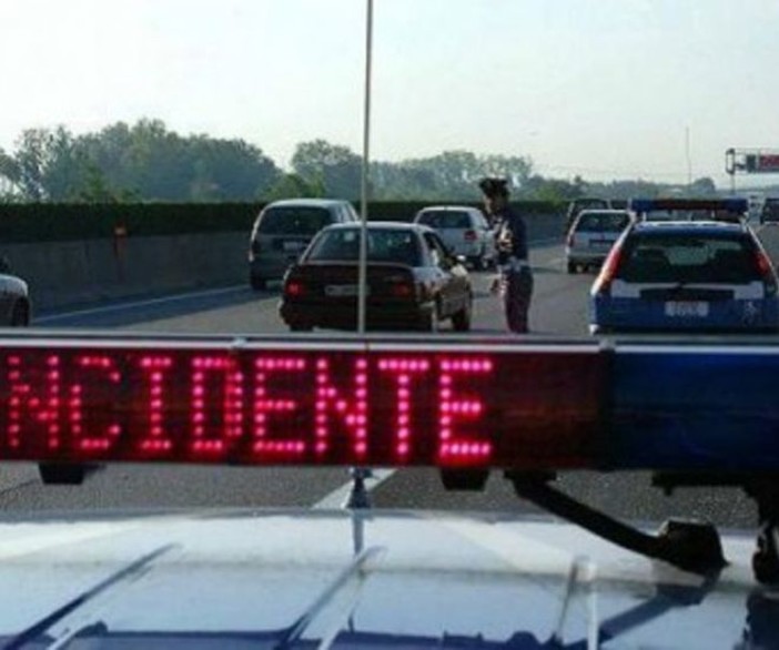 Auto sbatte contro il guardrail: incidente sulla A6 tra Altare e Savona