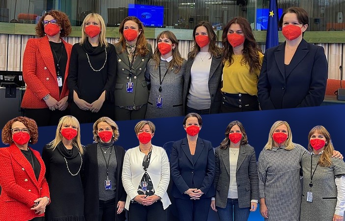 Violenza donne, eurodeputate Lega in aula con la mascherina rossa