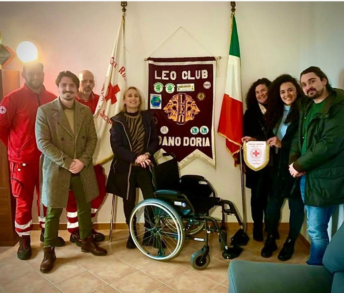 Il Leo Club Loano Doria dona una carrozzina pieghevole bariatrica alla Croce Rossa