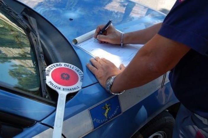 Targa coperta per eludere le multe: apprendista Diabolik pizzicato dalla Stradale di Savona