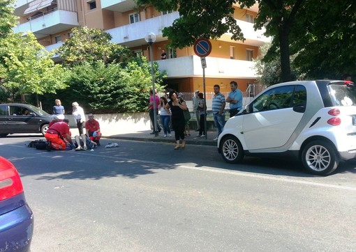 Albenga, anziano investito da una Smart in viale 8 marzo, per l'uomo un volo di qualche metro