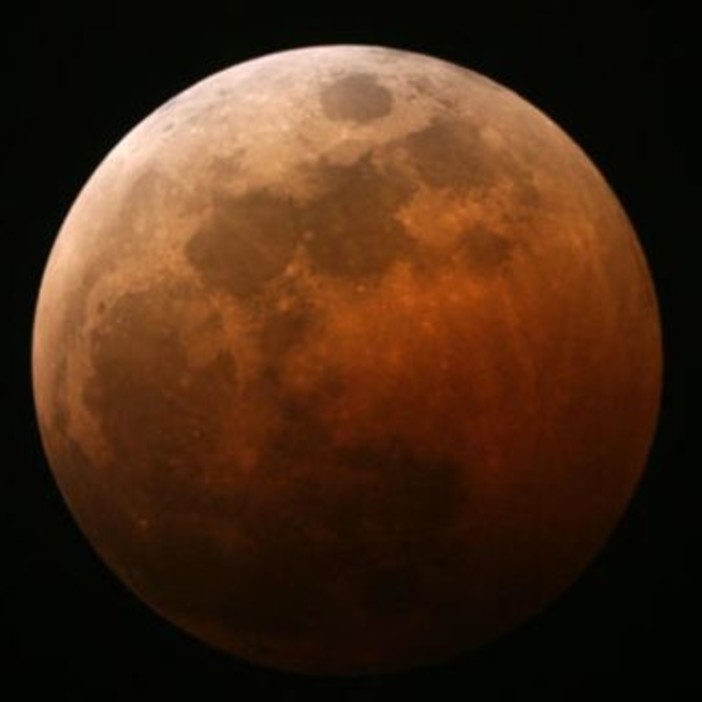 Occhi puntati al cielo per la &quot;Luna di Sangue&quot;