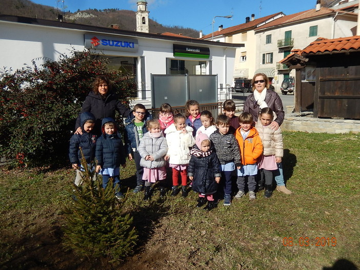 Pallare: trapiantato l’alberello di Natale della Scuola dell’Infanzia