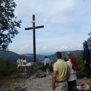 Mallare, ieri la tradizionale processione fino alla rocca dell'apparizione in località Eremita (FOTO)