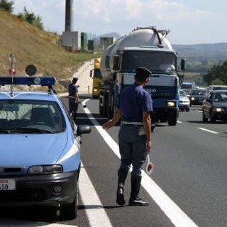 Ruba un'auto a Pietra Ligure e fugge a 200 km all'ora in autostrada: 33enne arrestato dalla Stradale