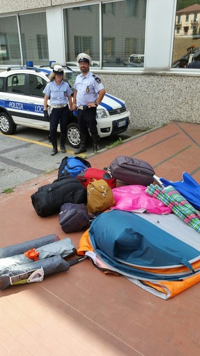 Savona, blitz della municipale sulla spiaggia libera di corso Veneto: sequestrato un coltello e alcune tende