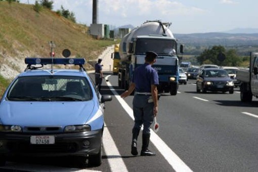 Ruba un'auto a Pietra Ligure e fugge a 200 km all'ora in autostrada: 33enne arrestato dalla Stradale