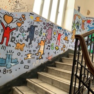 I murales realizzati dagli studenti ispirati al segno grafico di Keith Haring