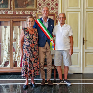 In vacanza ad Alassio fin dal 1952: il riconoscimente del Comune per i coniugi Giuseppe e Silvia Crespi
