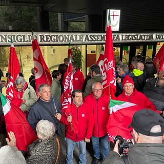 Piano sociosanitario, bagarre in consiglio regionale e presidio di protesta in via d’Annunzio