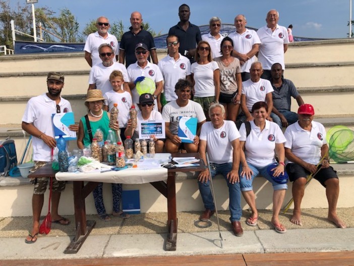 “In spiaggia senza filtri”: i cercatori di mozziconi ancora all'opera sulle spiagge albisolesi (FOTO)