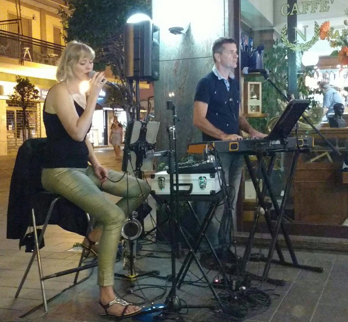 Emozioni e classe al Bar Napoleon di Andora con il duo musicale Nina &amp; Simone