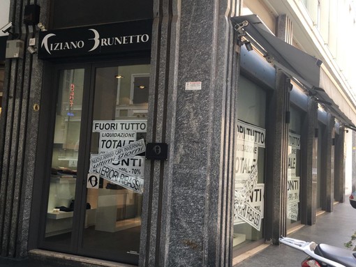 Savona, chiude la boutique di moda Tiziano Brunetto di Via Mistrangelo