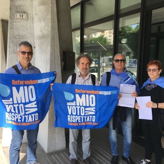 Comitato Savonese Acqua Bene Comune in protesta davanti alla Provincia: &quot;L'acqua dà l'ultimatum ai sindaci&quot;