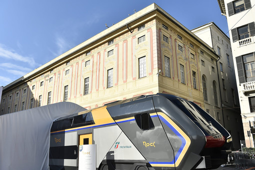 Trenitalia, Rock e Pop anteprima in piazza De Ferrari a Genova: presentati i nuovi convogli della flotta regionale (FOTO e VIDEO)