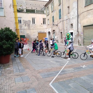 Albenga, torna l’educazione stradale tra le piazzette del centro storico con l'atleta olimpico Francesco Fieramosca