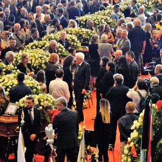 &quot;Genova è nello sguardo del mondo&quot; e piange le vittime del crollo